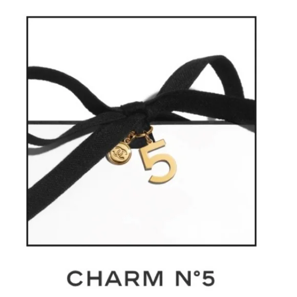 CHANEL Beauty Charm Number 5 Gold Double Charm Limited Edition Authentic NEW - Picture 2 of 3